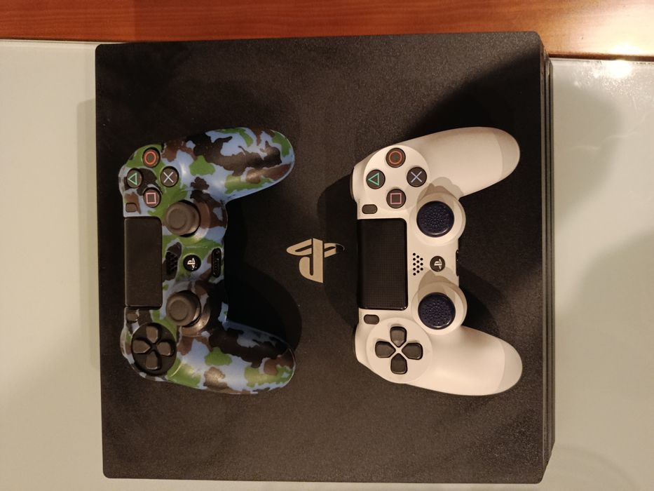 Ps4 pro 1tb com 2 comandos e 10 jogos