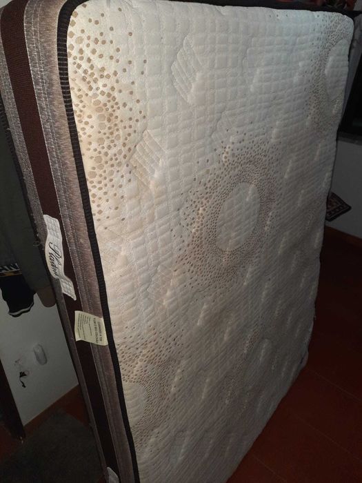 Cama de Casal com molas, completa com colchão e estrutura