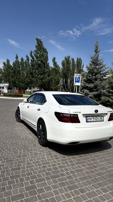 Lexus ls 600 hl в очень хорошем состоянии весь в родной краске!