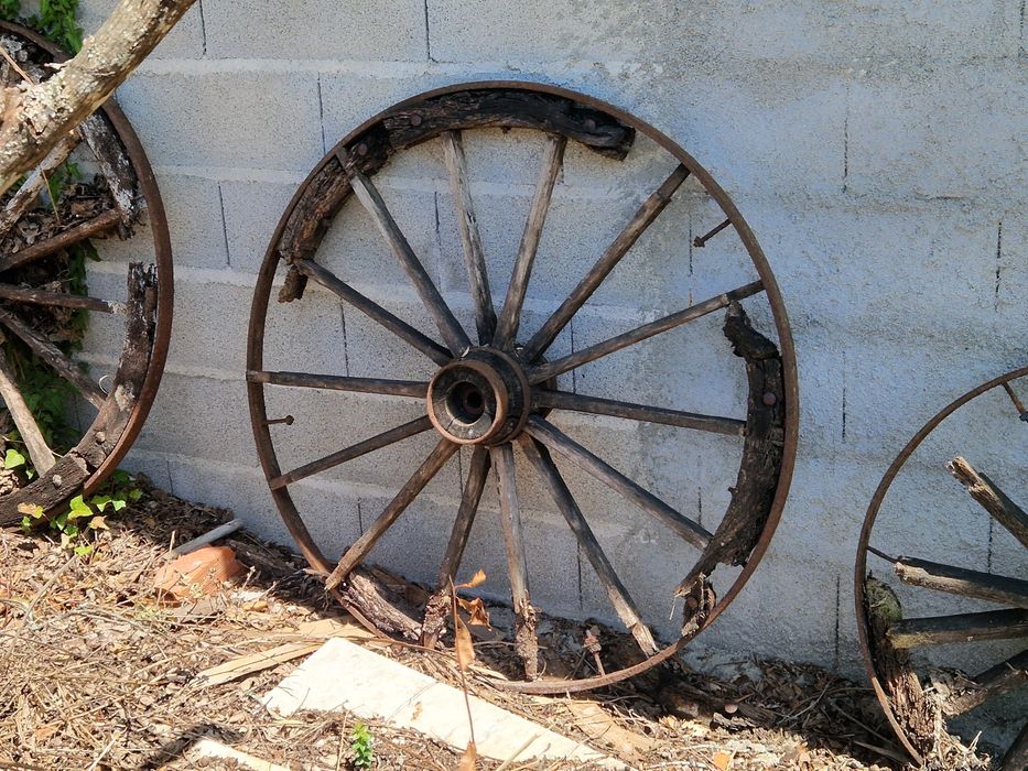 Ferragens de carroças velhas