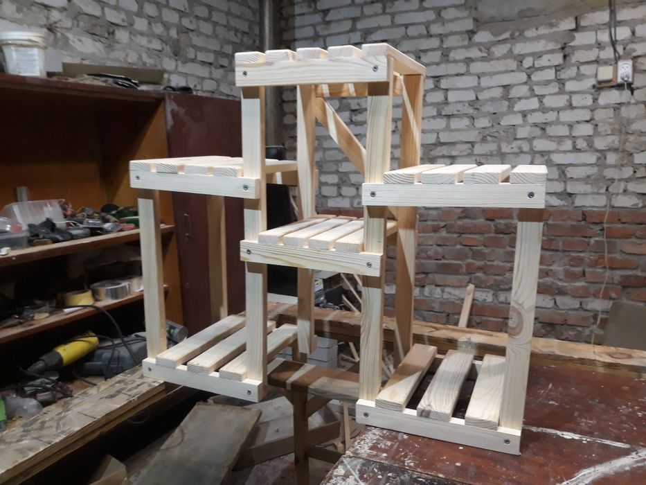 Етажерка, підставка для квітіа.