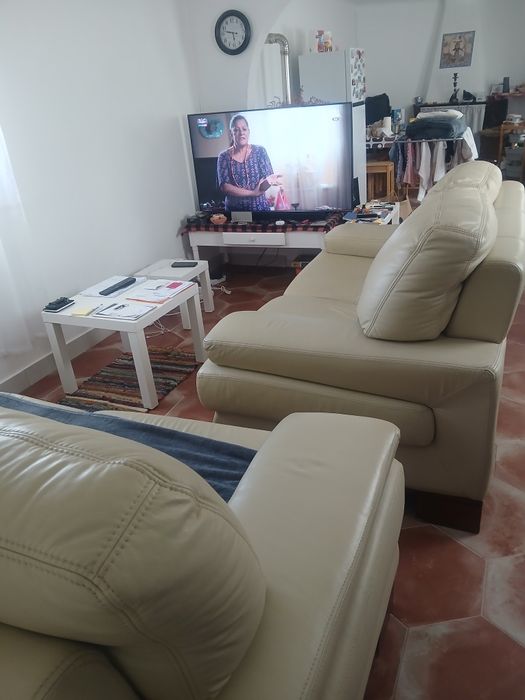 Sofás  Pele creme claro.Como novos muito estimados.