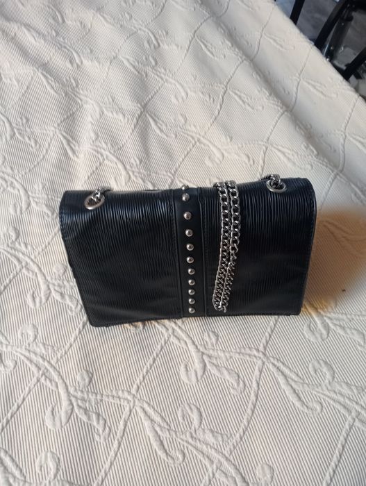 Torebka czarna na srebrnym łańcuszku  monnari