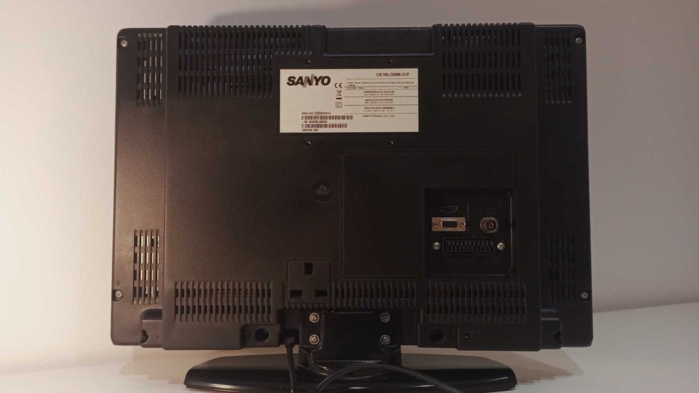 TV LCD Sanyo 19" (Modelo CE19LC80N-C/P) - Ideal p/ Cozinha ou Quarto