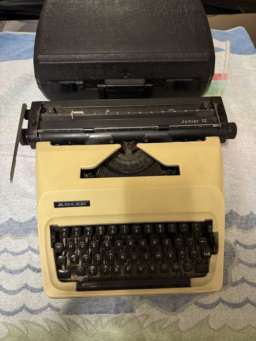 Máquina de escrever portátil antiguidade