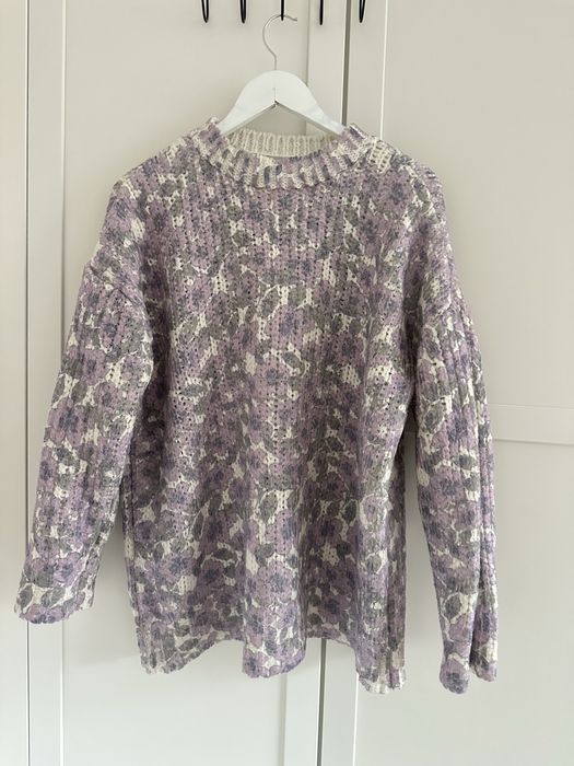 Sweter w kwiaty oversize prosty Zara na wiosne