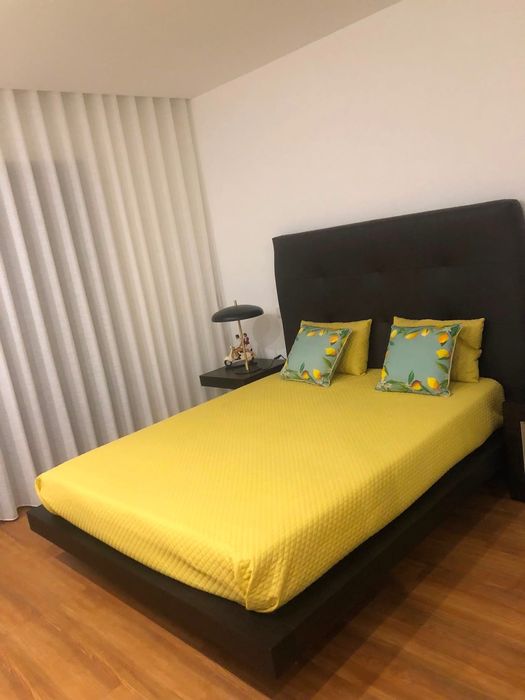Mobília de quarto de casal (cama + mesinhas de cabeceira + espelho)