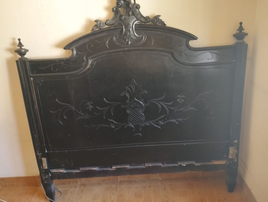 Estrutura de Cama de Casal Antiga - Madeira Maciça Trabalhada