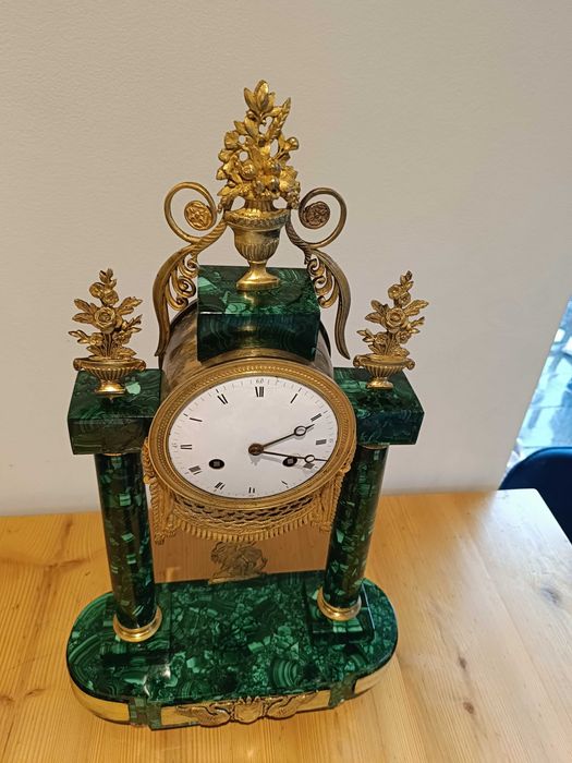 Zegar kominkowy. Empire. Malachit oraz brąz złocony.  XIX wiek.