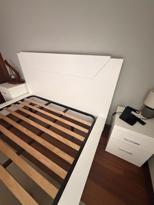 Cama completa e mesas de cabeceira