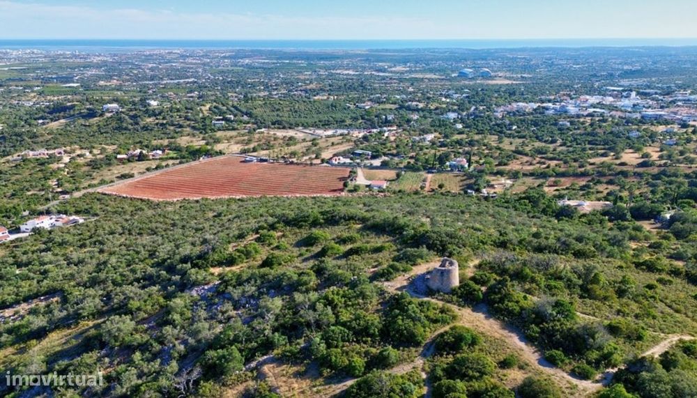 Amplo terreno com vista mar, à venda em Santa Bárbara de Nexe, Algar