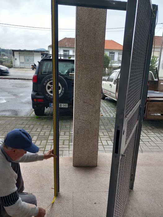 Bastiador eletricar / Porta de ferro .