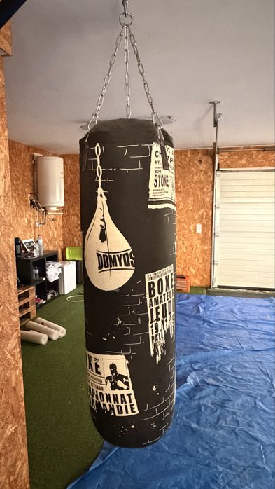 Saco de boxe com estrutura