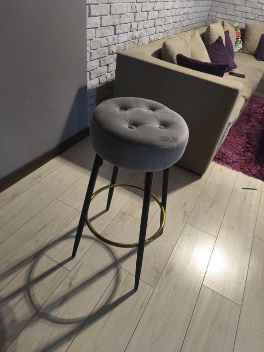 Dwa  nowe Hokery ze złotą wstawką