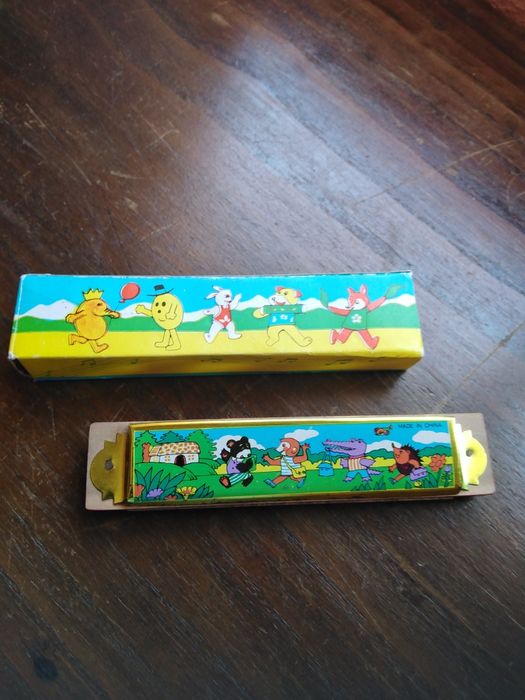 Flautas musicais e harmónica de criança