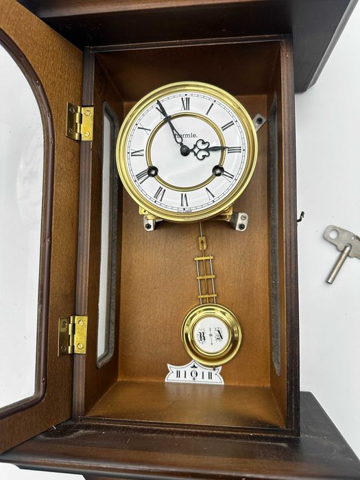 Stary wiszący zegar Hermle nakręcany wahadło drewno.