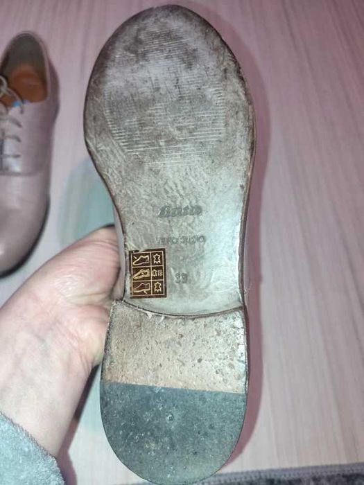 skórzane buty marki Bata rozm. 39