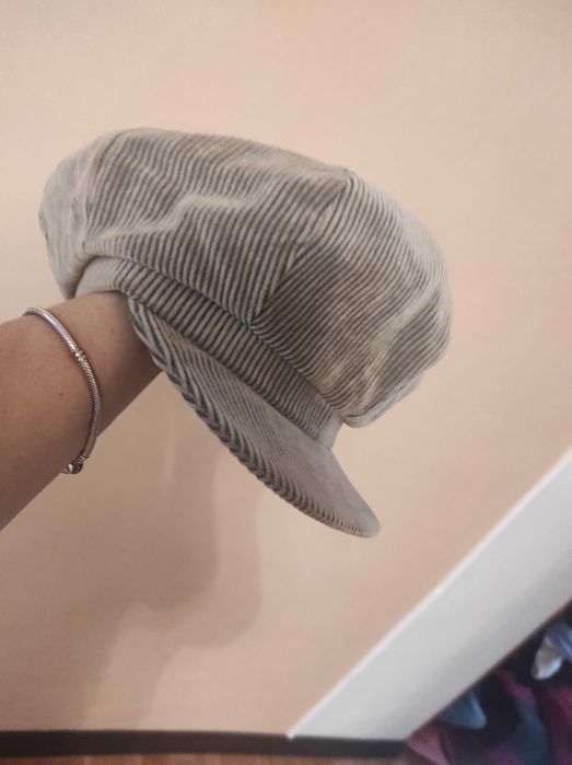 Продам велюрову жіночу кепку