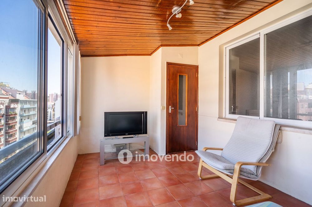 Apartamento T3, com arrecadação e boas áreas, na Estrada da Luz
