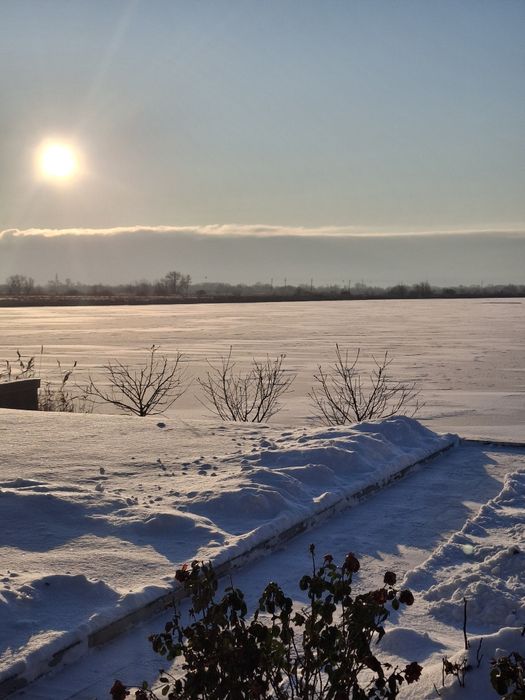 Будинок з сольовою лазнею на березі озера, зимова рибалка.