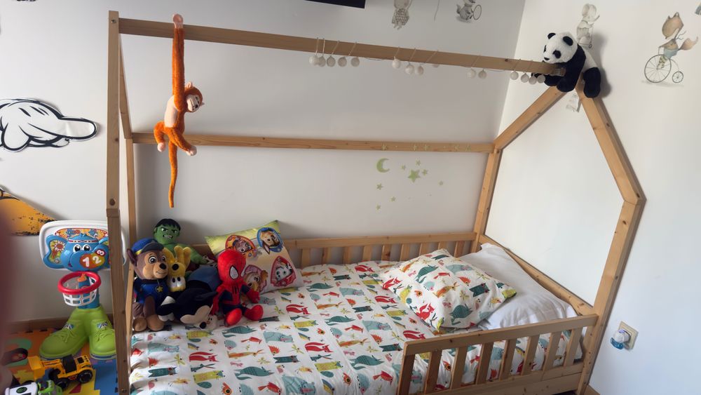 Cama montessori criança