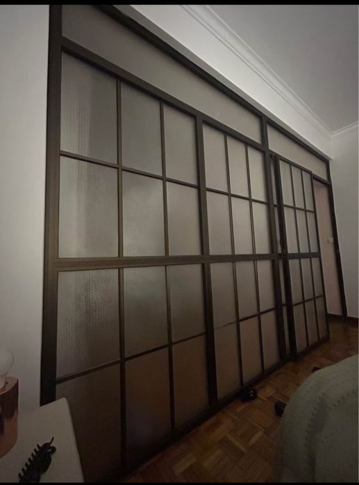 Duvisoria em aluminio e acrilico