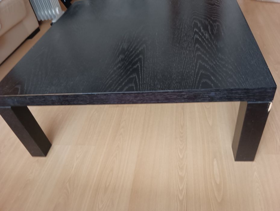 Conjunto de duas mesas quadradas em madeira.