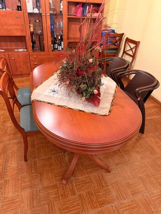 Mesa oval extensível em madeira com oferta das cadeiras