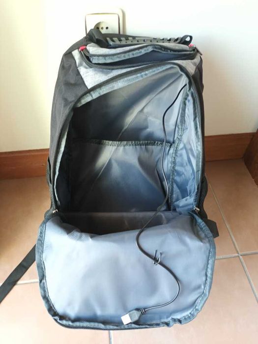 Mochila Preta e Cinza impermeável para escola