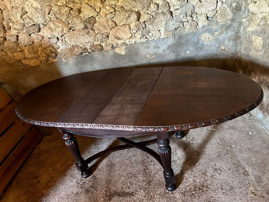 Mesa oval antiga em madeira maciça