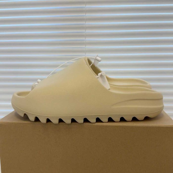 Biały kapcie Adidas Yeezy 40.5