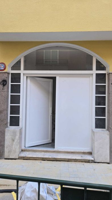 Loja na Encosta do Sol com 191 m2, saída de fumo e logradouro