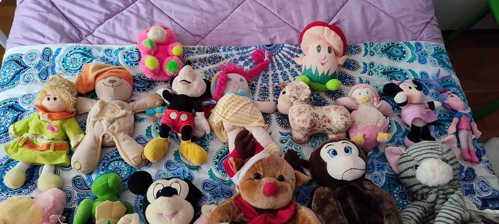 Peluches e bonecos