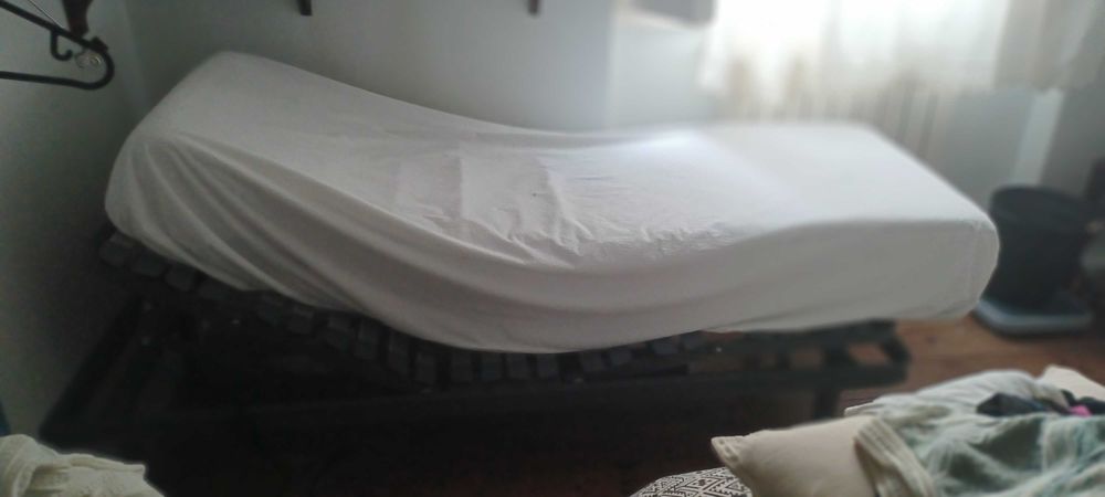 Cama ortopédica com colchao e estrado