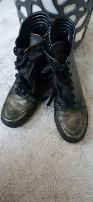 Buty snakersy 38 skóra naturalna srebrny stalowy stan bdb