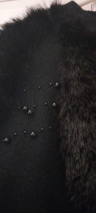 Casaco preto de la com pelo e missangas