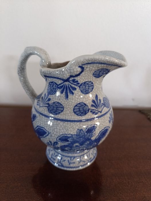 Jarra de cerâmica pintada á mão