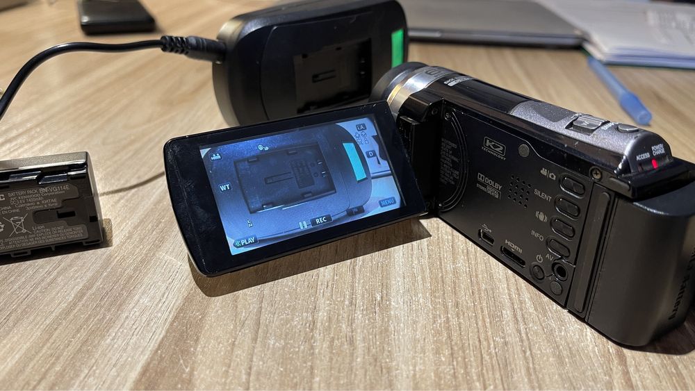 Продам WiFi Full HD відеокамеру JVC GZ-EX 315BE, 2 акумулятори