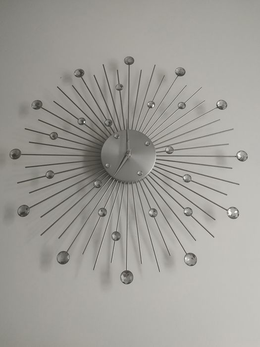 Zegar ścienny z kryształkami