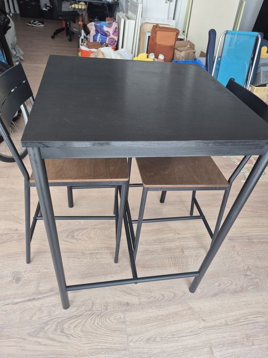 Mesa e cadeiras altas Ikea