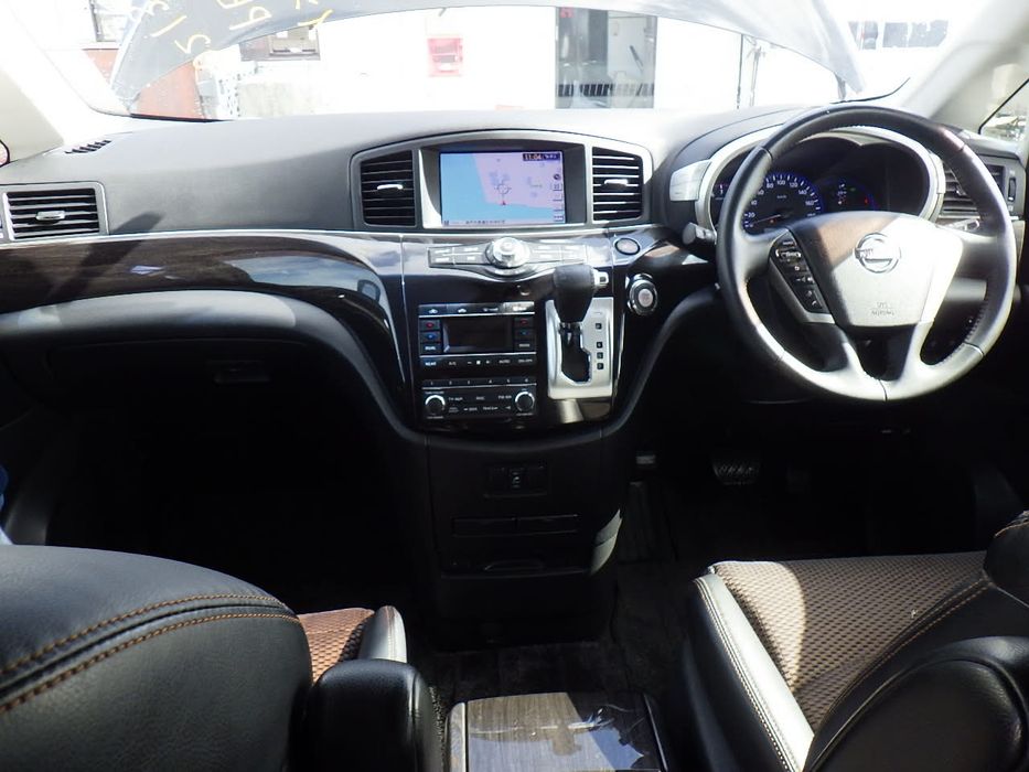 Nissan Elgrand Luksusowy Van