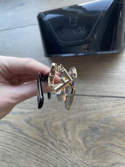 Okulary przeciwsloneczne fendi z etui