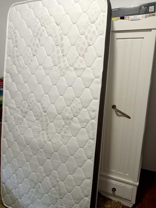 Cama dupla de solteira, estrados e colchão