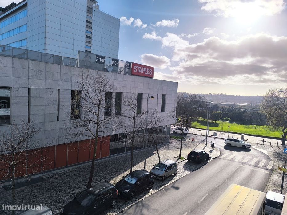 Apartamento T3, parcialmente mobilado. Pragal - Almada.