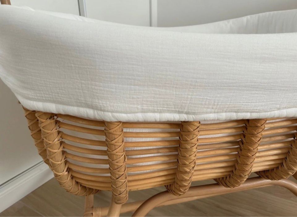 Berço em vime / ratá Zara Home. • Estrutura em verga. • Inclui dossel. • Base com rodízios para facilitar a movimentação.