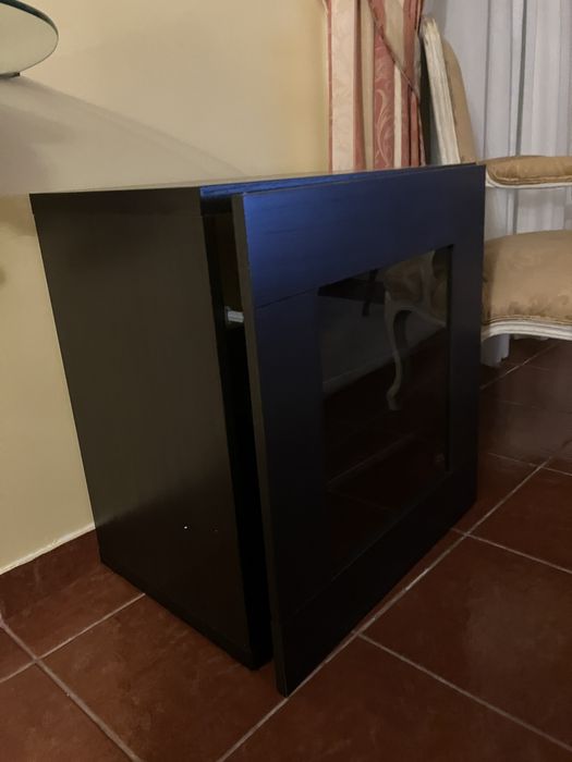 Móvel de TV em madeira com porta de vidro – 3 prateleiras