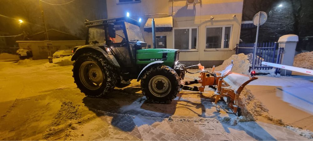 Odśnieżanie placów , parkingów ,  osiedli