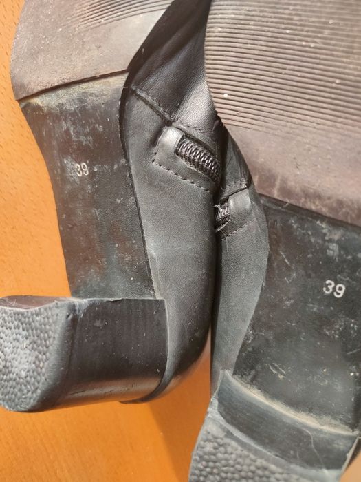 Par de botas pretas usadas.