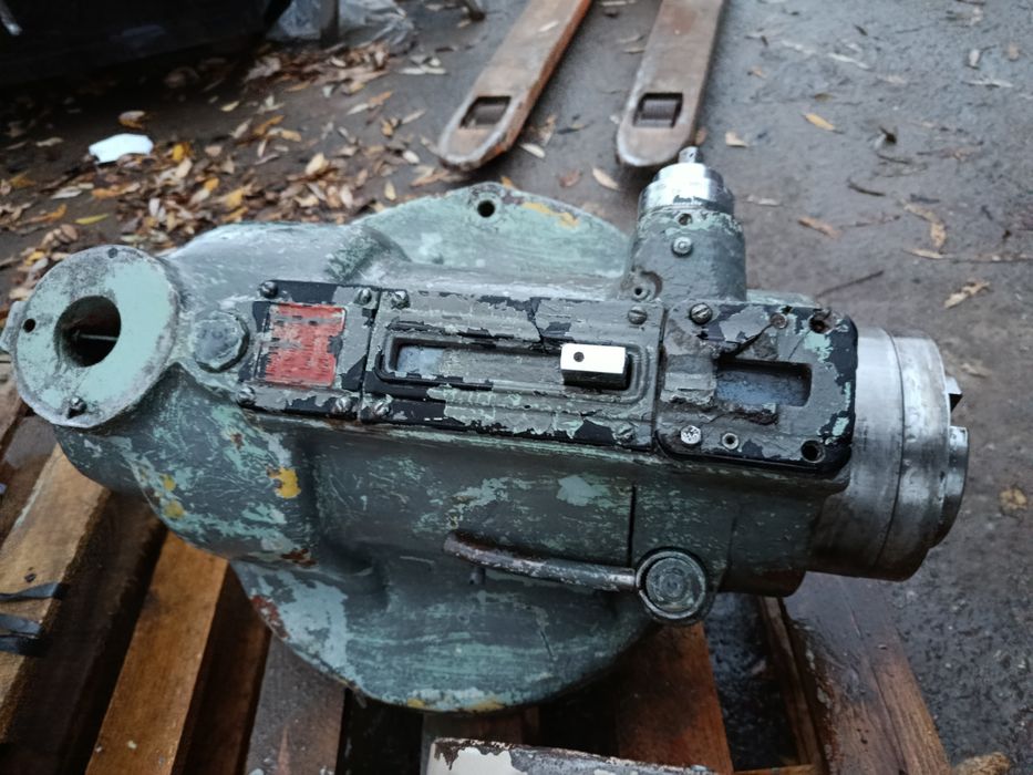 Універсальна Вертикальна фрезерна головка ісо50 Heckert fss 6м13