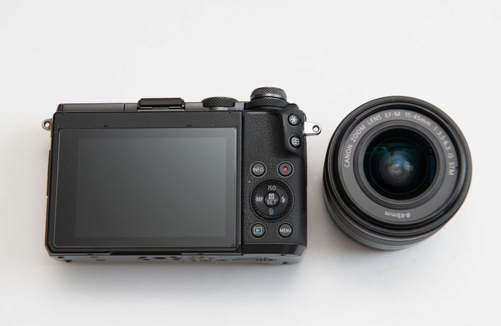 Canon EOS M6 - Matryca APS-C 24Mpx  + obiektyw 15-45 AF IS STM
